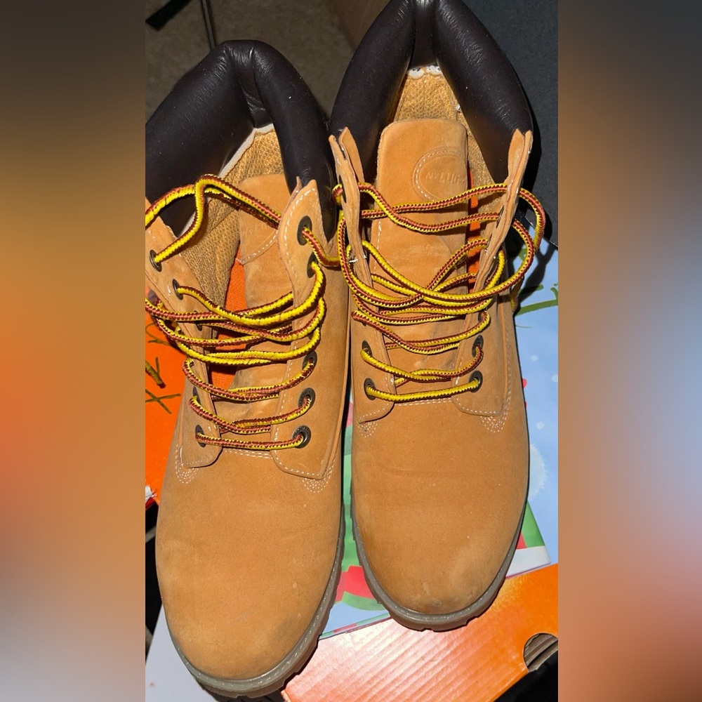 Worn one time to get the snow off car size 9 Lugz Work Boots perfect condition